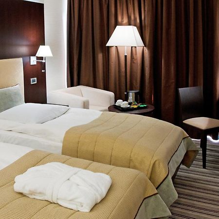 Premier Hotel Dnister Lviv Ruang foto