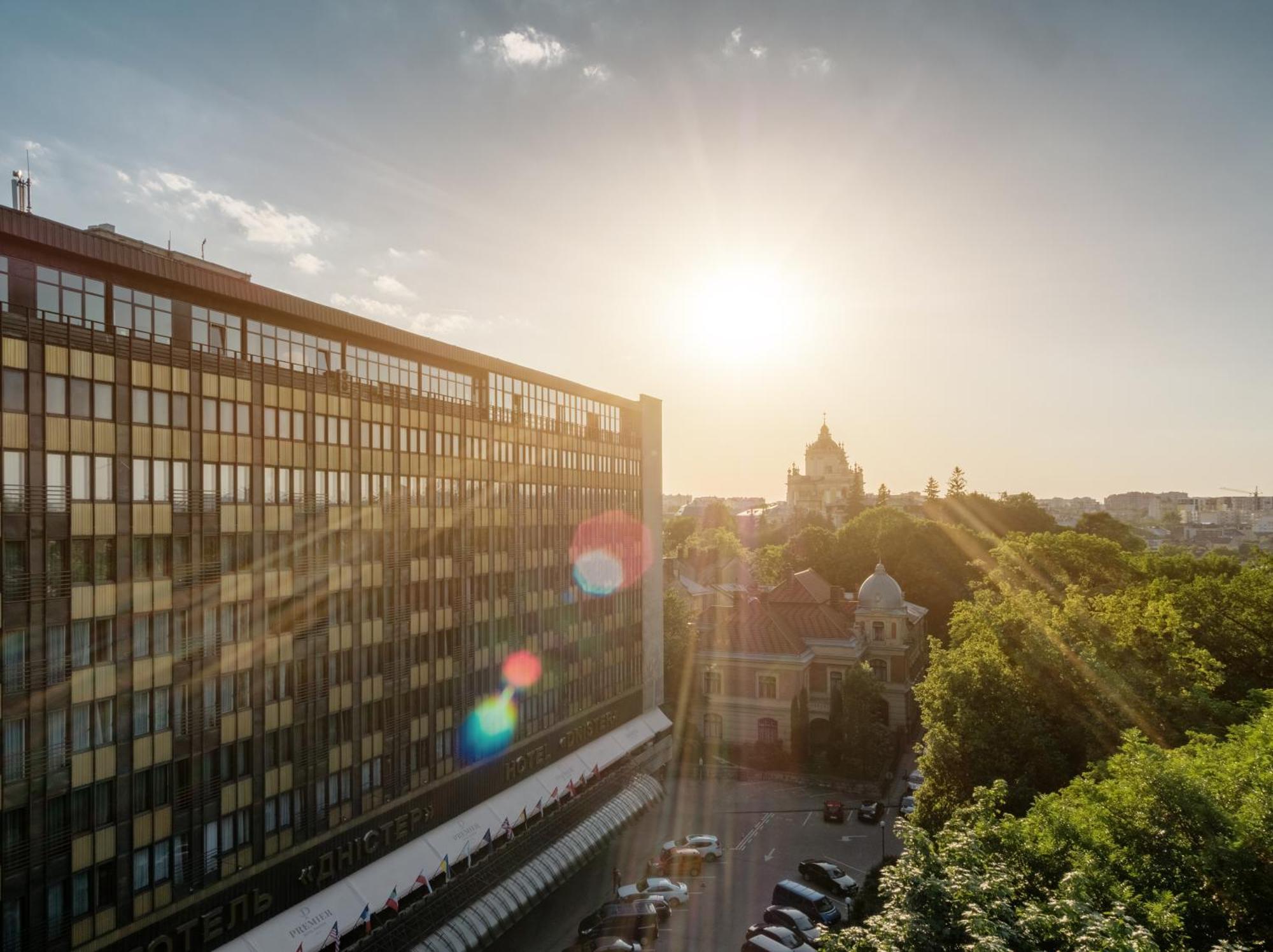 Premier Hotel Dnister Lviv Bagian luar foto
