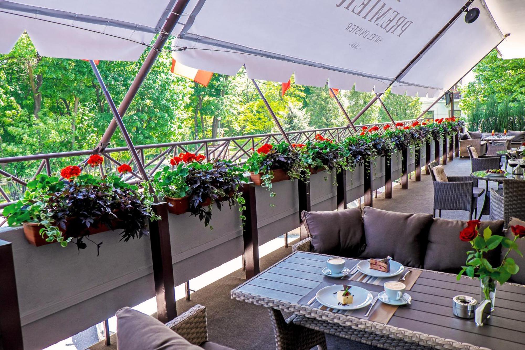 Premier Hotel Dnister Lviv Bagian luar foto