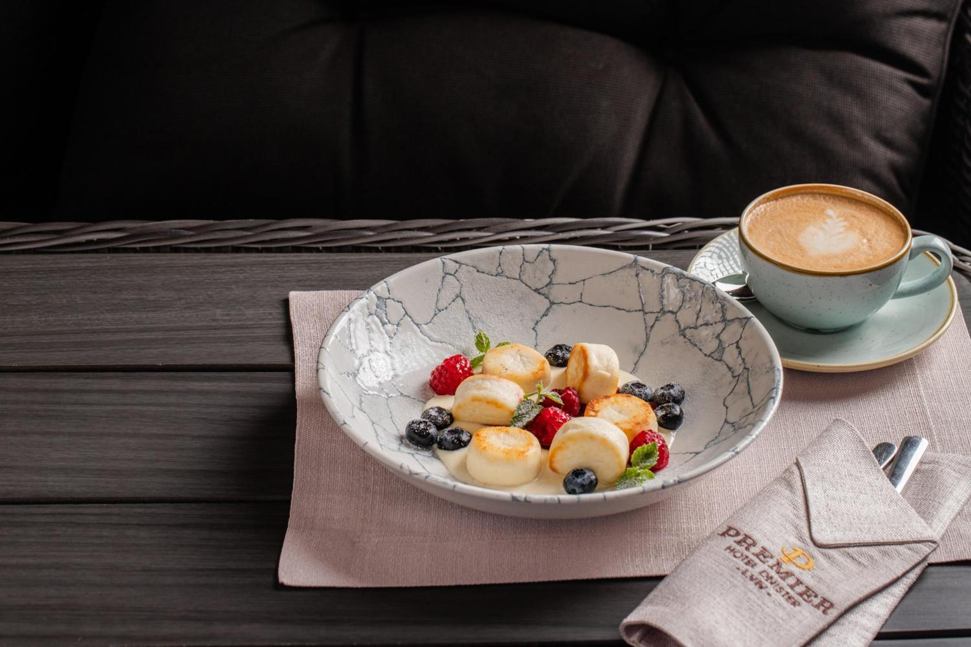 Premier Hotel Dnister Lviv Bagian luar foto