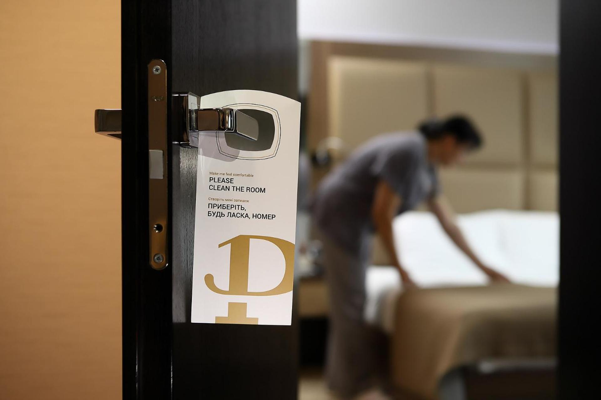 Premier Hotel Dnister Lviv Bagian luar foto