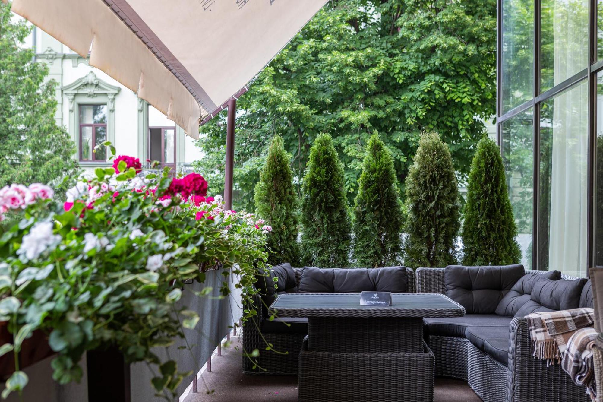 Premier Hotel Dnister Lviv Bagian luar foto